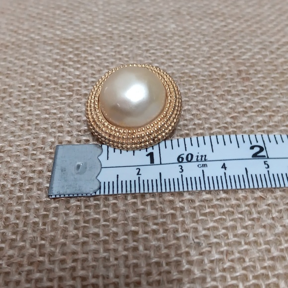 Carolee faux pearl clip earrings - Picture 5 of 5